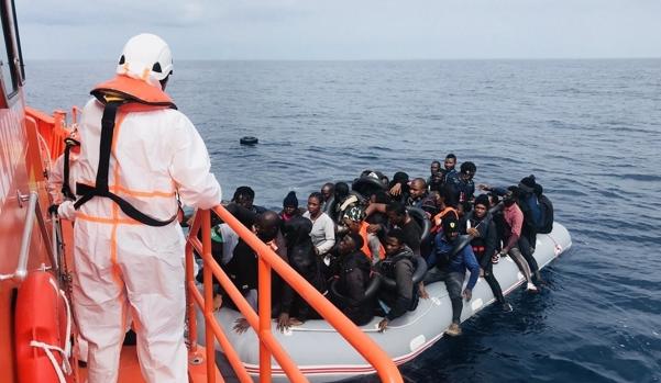 Rescatadas 140 personas que navegaban en cuatro pateras por aguas del Estrecho