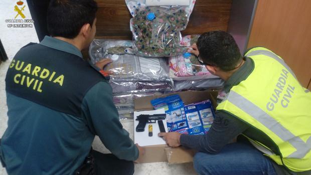 Interceptan una partida de cogollos de marihuana escondida en cojines en Guillena