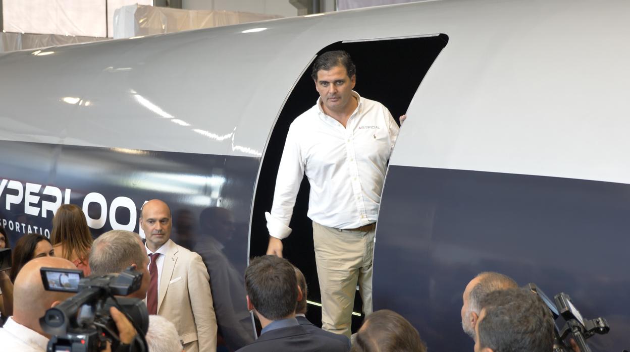 Rafael Contreras, presidente de Airtificial, durante la presentación de la cápsula del tren del futuro