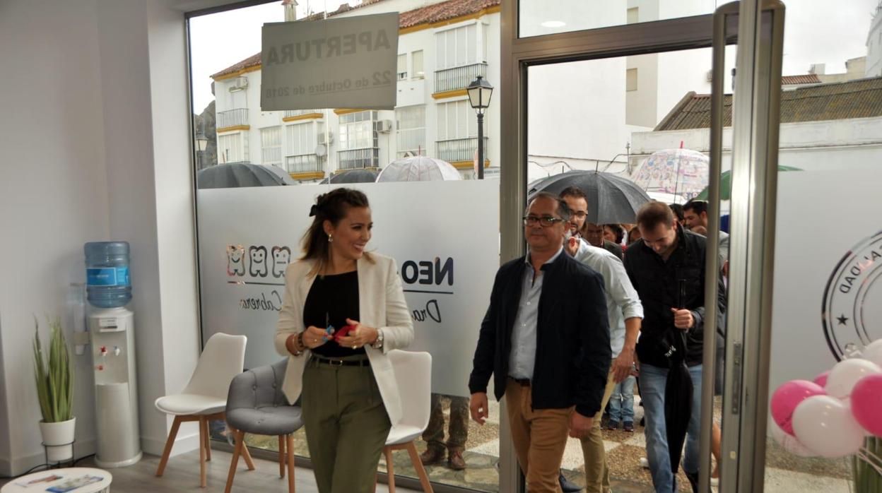 La Doctora Macarena J. Cabrera junto al teniente de alcalde de Alcalá, Jesús Barrera