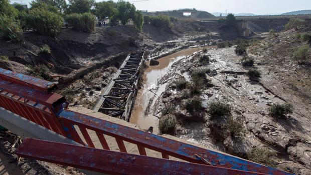 La riada se llevó por delante un puente de hierro en Osuna y no pudo con otro del siglo XV en El Rubio