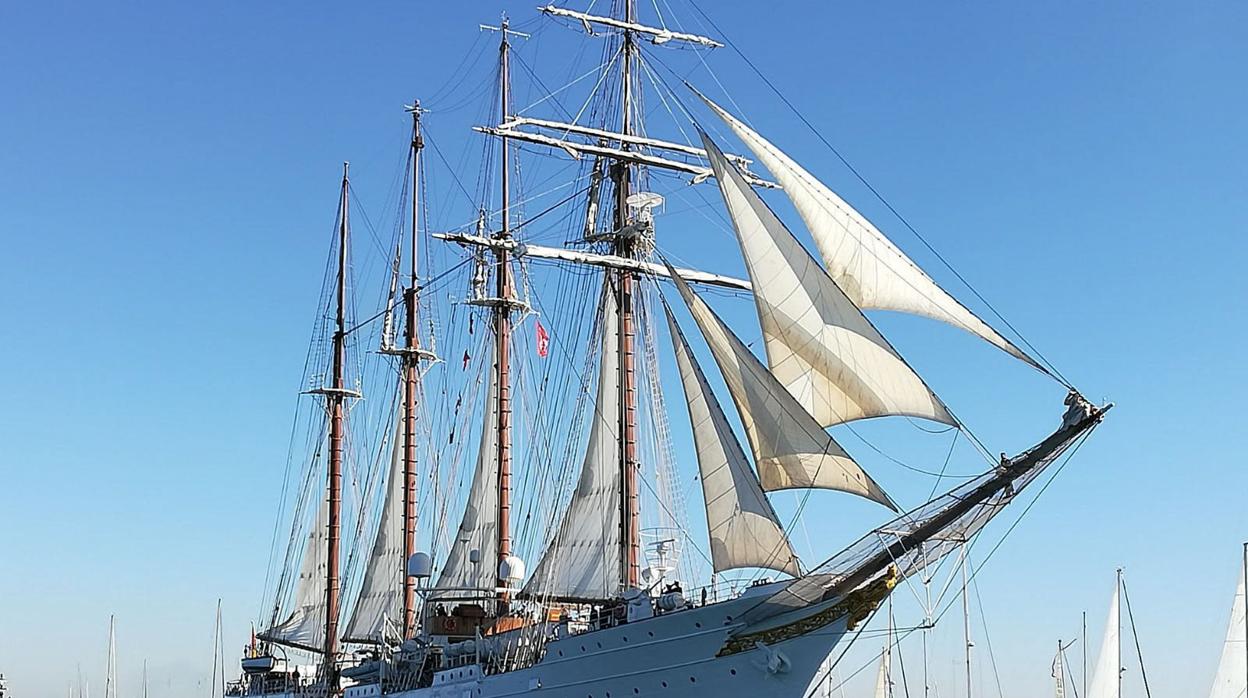 El buque Juan Sebastián Elcano