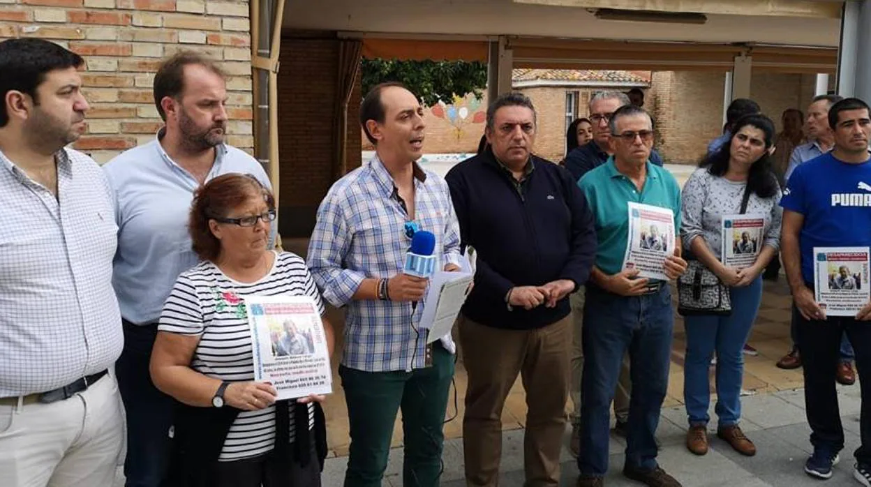 Los familiares de Joaquín Gómez junto a una representación municipal, durante la concentración el pasado martes