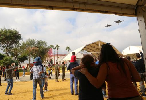 El vuelo de dos cazas sorprendió a muchos visitantes