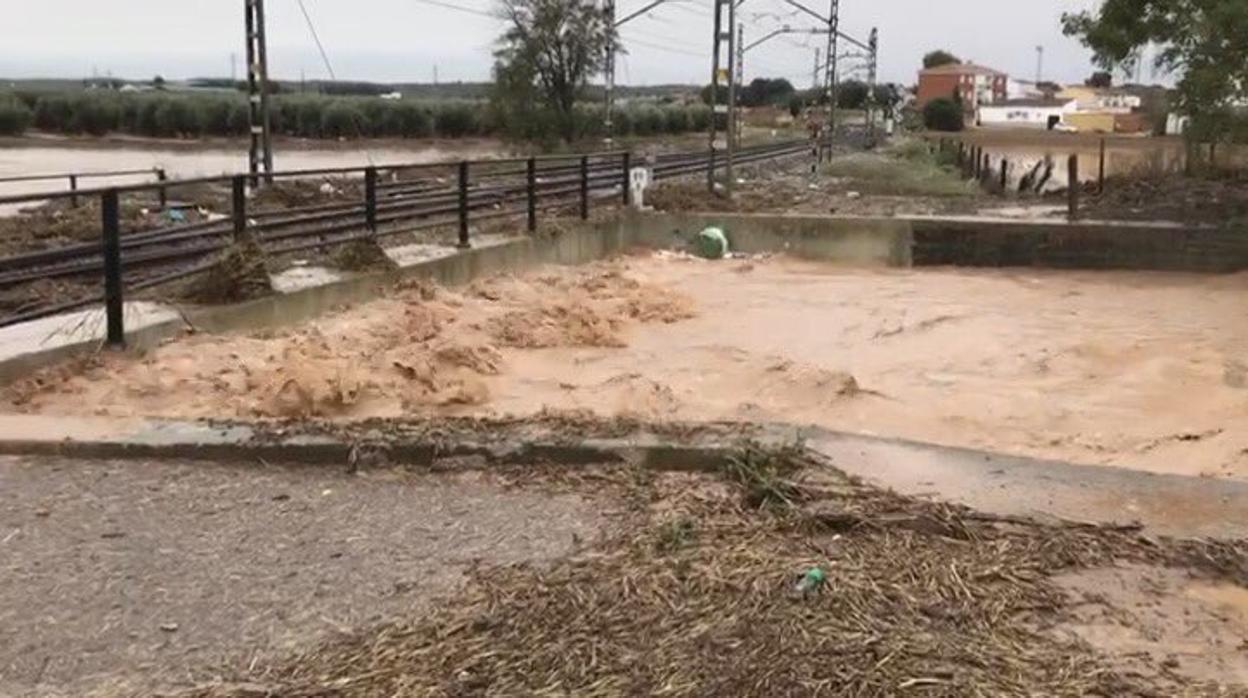 El río Yeguas a su paso por La Roda de Andalucía durante el temporal de la semana pasada