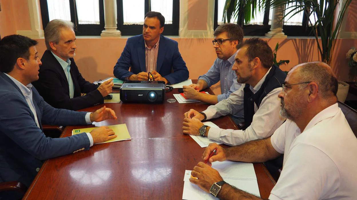 La reunión entre representantes municipales y de la Agencia Andaluza de la Energía ha tenido lugar en la Alcaldía de Lebrija