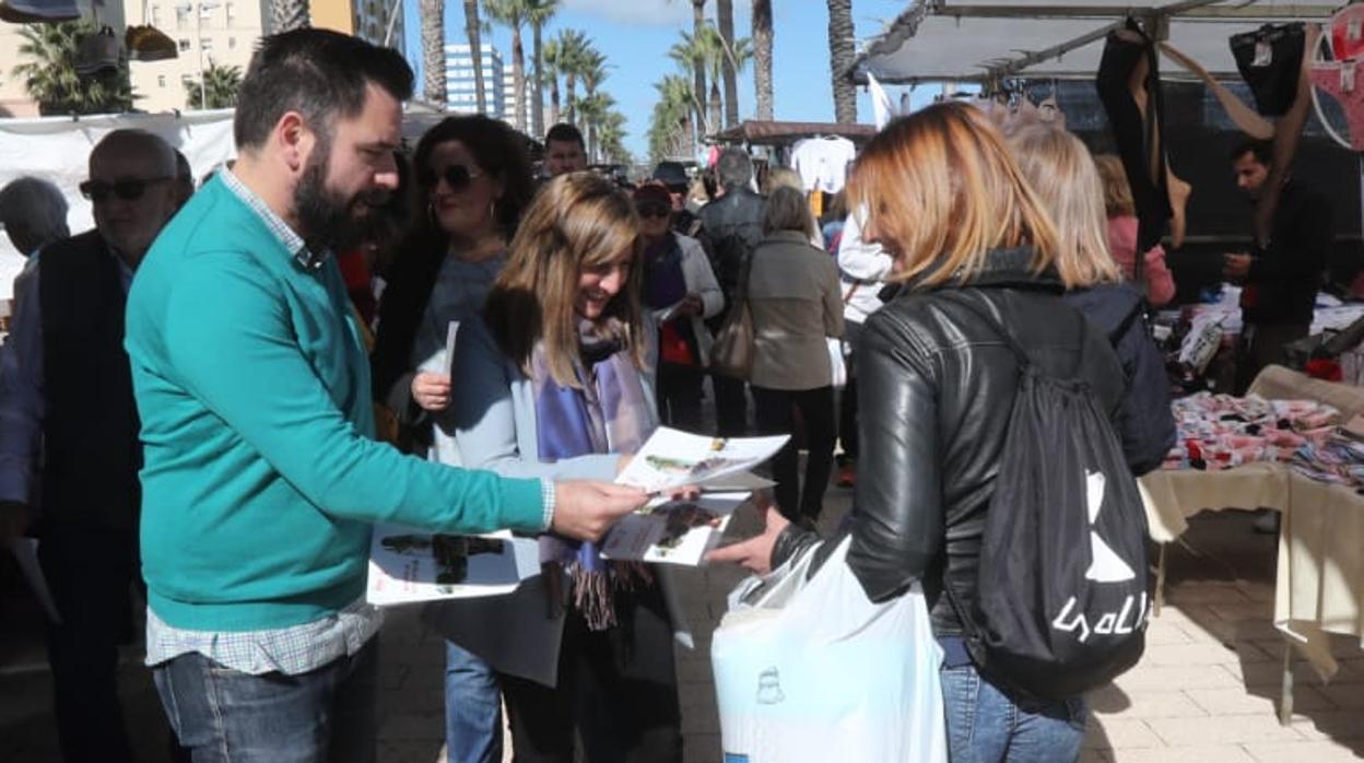 Fran González, junto a Irene García en un reparto electoral en el Piojito.