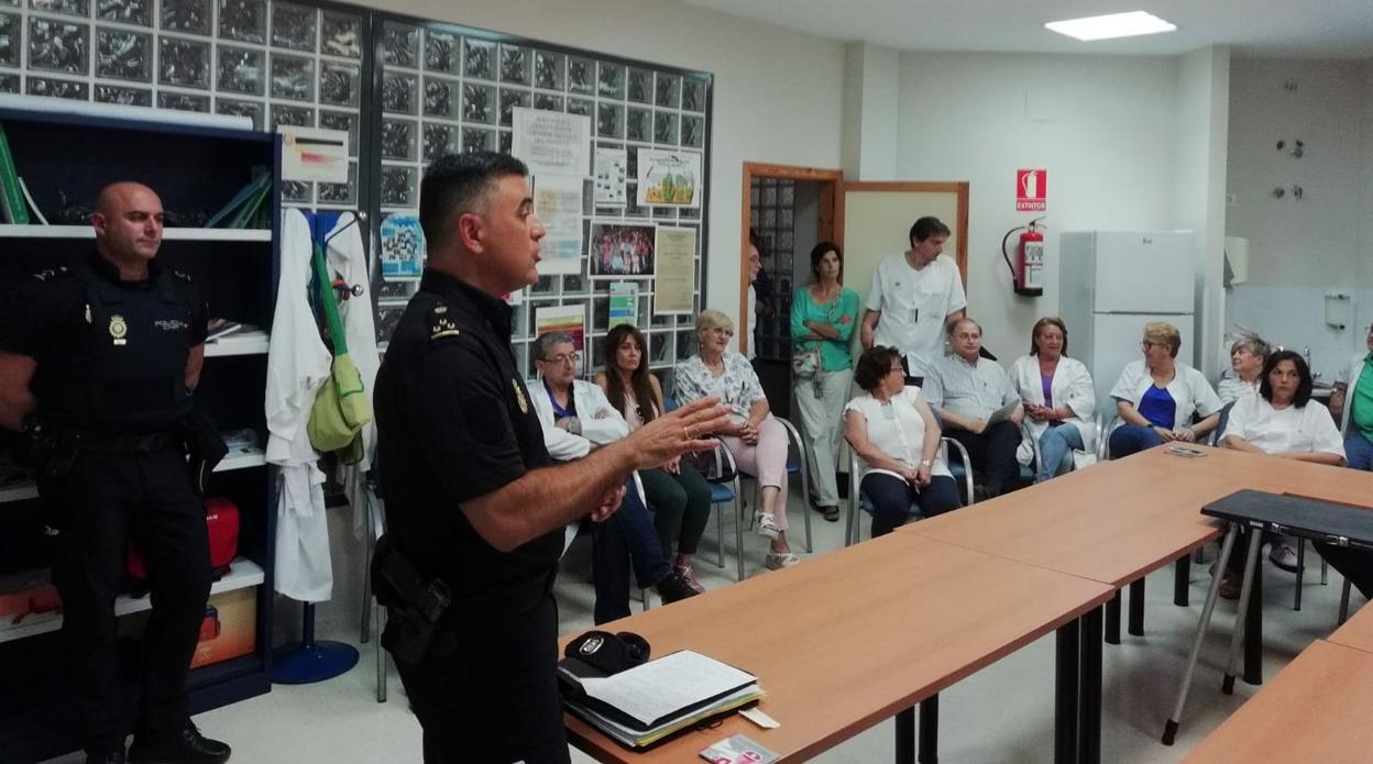 Agentes de la Policía Nacional son los encargados de formar a los sanitarios ante posibles agresiones