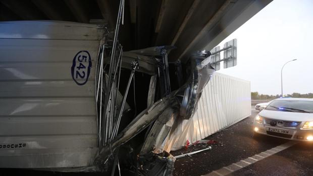 Un camión impacta contra un puente en la autovía de Puerto Real