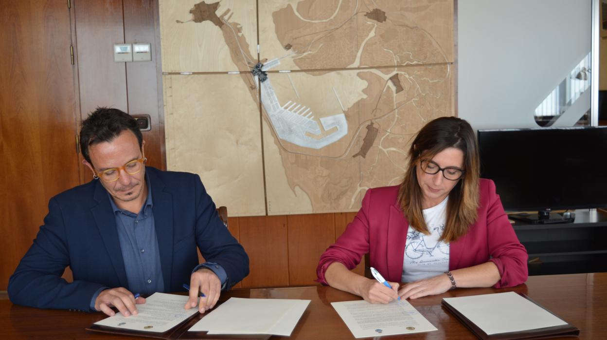 Momento de la firma entre el alcalde y la delegada de la Zona Franca