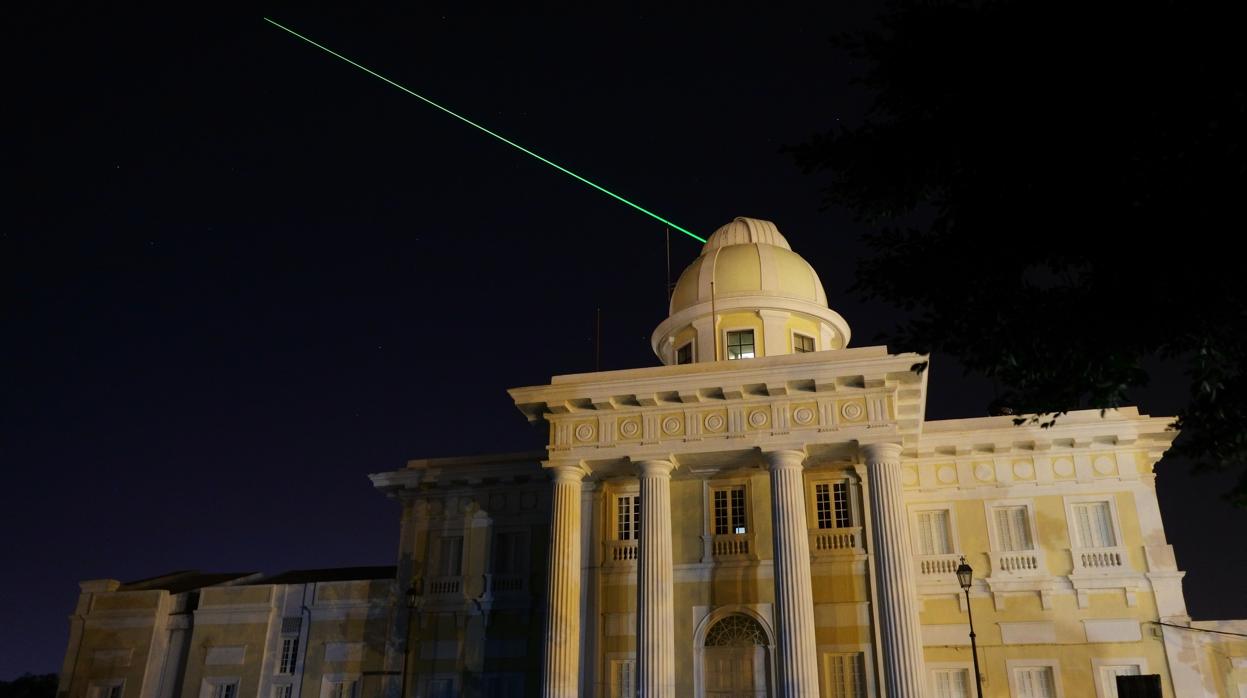 El característico láser verde que sale de la cúpula del ROA.