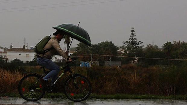 Emergencias 112 atiende una treintena de avisos por anegaciones en municipios del litoral gaditano