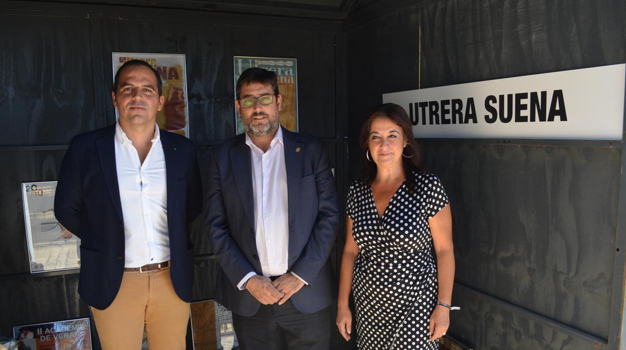 Antonio Bocanegra, director de «Utrera Suena»; junto al alcalde y la delegada de Cultura