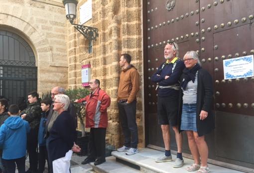 Pía y su marido en la puerta de la iglesia de La Palma disfrutando del cortejo