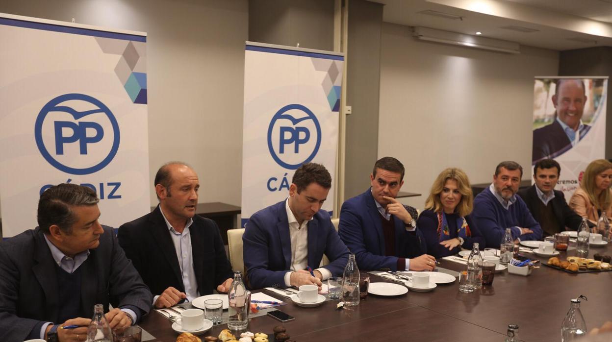 El secretario general del PP ha mantenido un encuentro en Cádiz con operadores de comercio exterior.