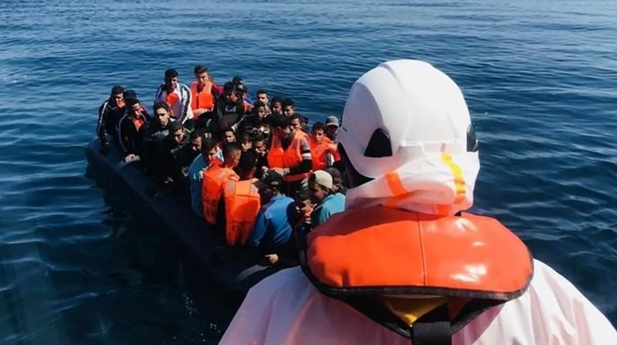 Ascienden a 101 personas, ocho niños, las rescatadas este sábado de cinco pateras en el Estrecho