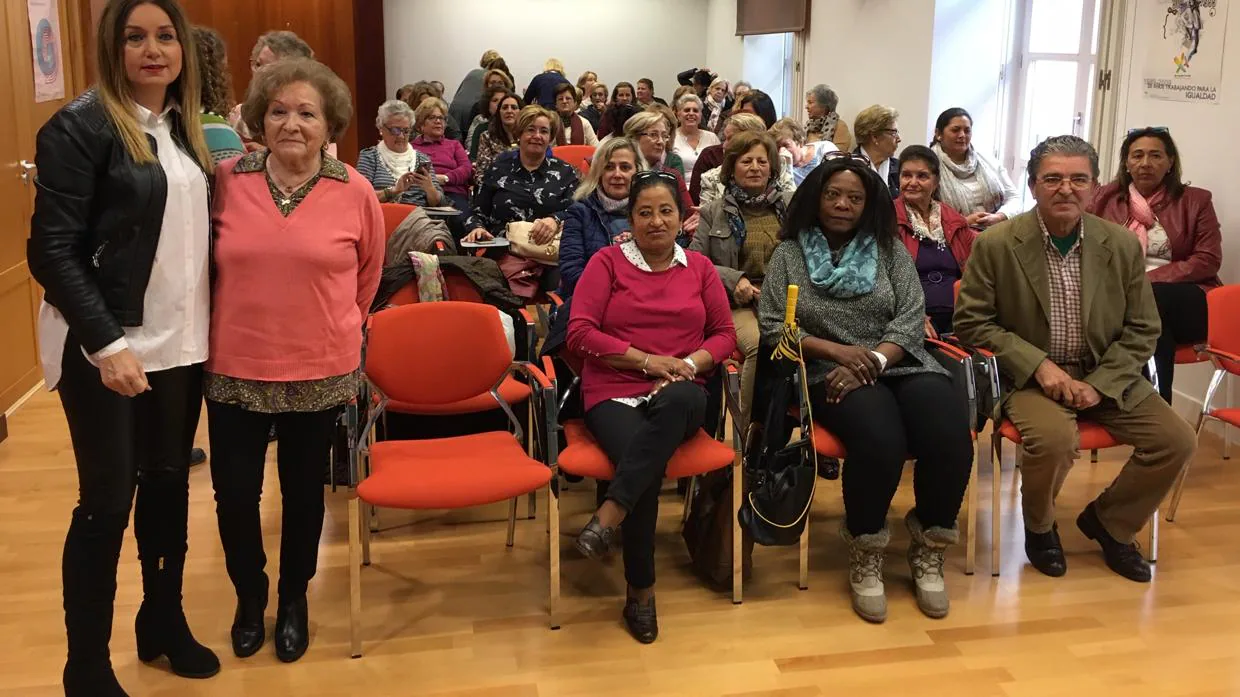 Cerca de 90 colectivos de mujeres de Cádiz participan en una jornada sobre la Ley de la Igualdad