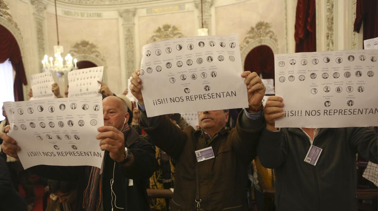 Protesta de vecinos durante un pleno en el Ayuntamiento.