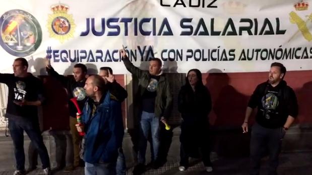 El ministro Marlaska en Cádiz, piropos dentro, oídos sordos fuera