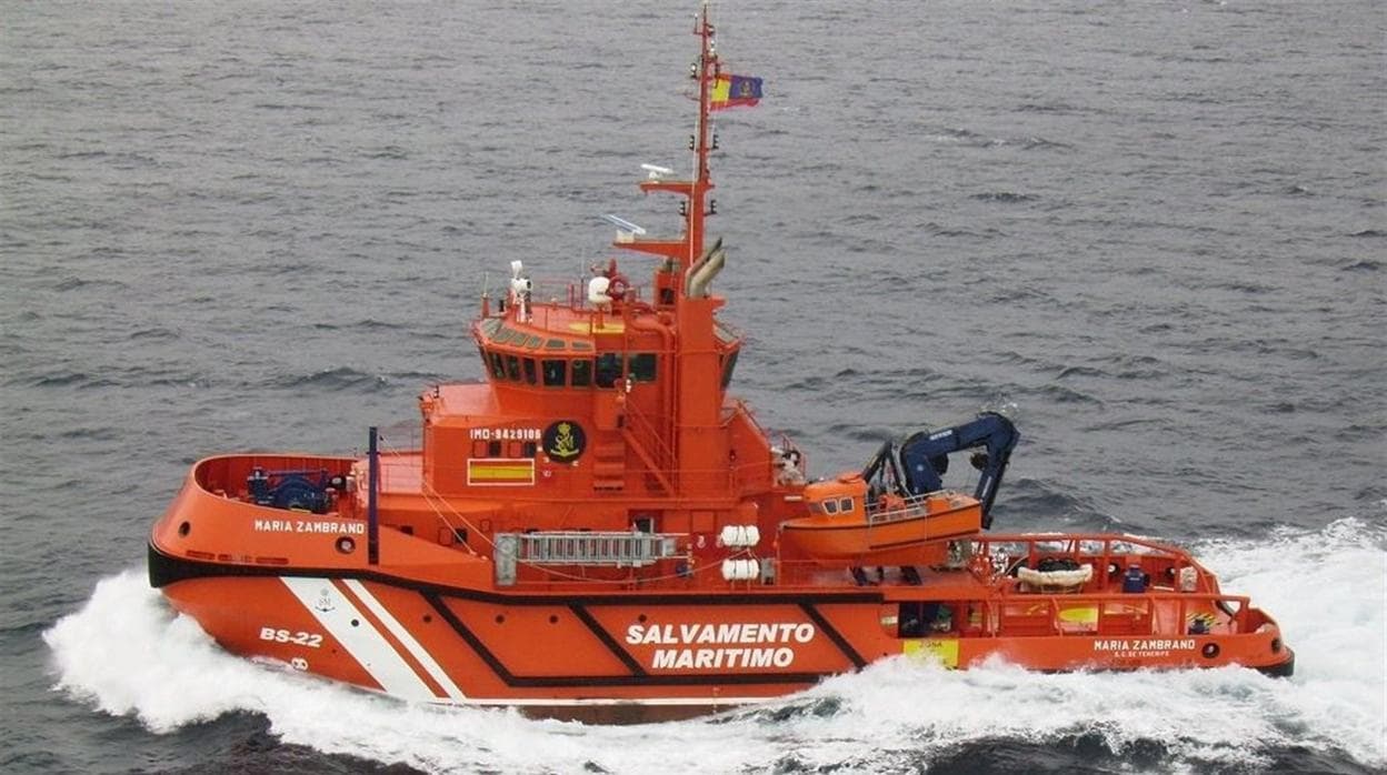 Salvamento rescata a 15 hombres magrebíes de una patera localizada cerca de Trafalgar