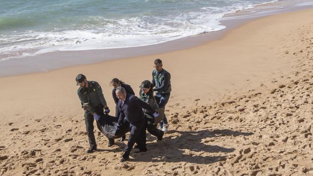 Aparece un nuevo cadáver en la playa de Marisucia tras el naufragio de una patera en Los Caños de Meca