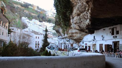 Restaurantes y casas bajo las montañas de Setenil de las Bodegas