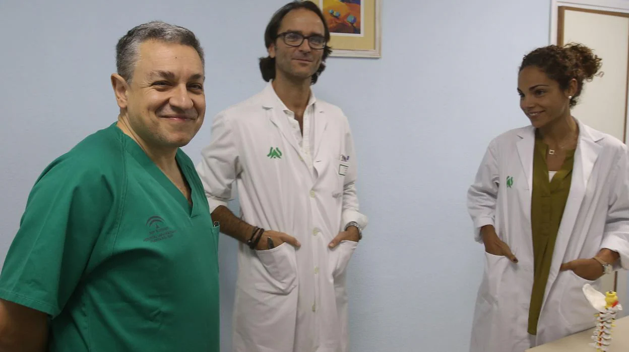 A la izquierda, el doctor Miguel Ángel Moya, responsable de la unidad de ictus del Puerta del Mar.