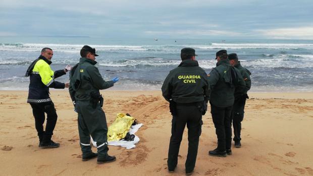 Ascienden a 18 los cadáveres encontrados tras el naufragio de la patera en Los Caños