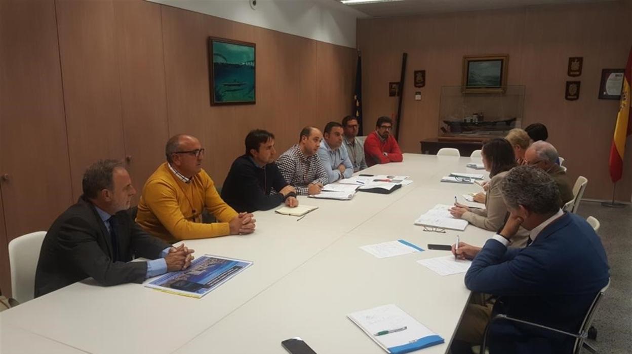 La flota pesquera de Tarifa expone su situación a los secretarios generales del Ministerio de Pesca