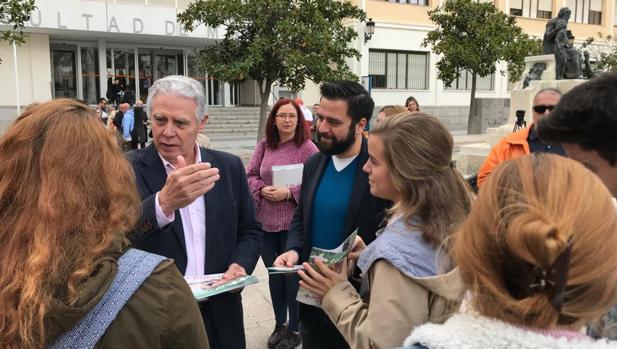 El PSOE garantiza estabilidad laboral al profesorado interino