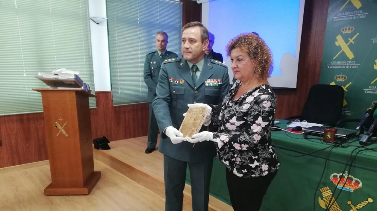 La Guardia Civil entrega al Archivo Municipal un manuscrito de gran valor histórico robado en Cádiz