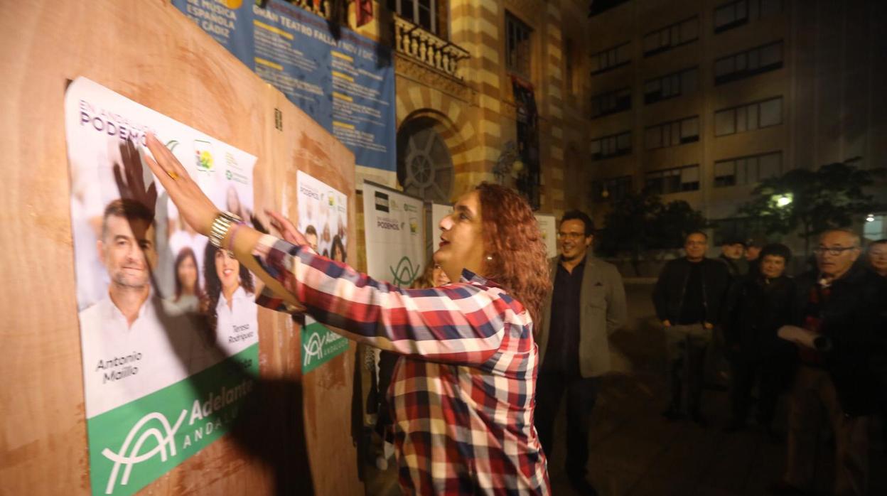 Pegada de carteles de Adelante Andalucía en Cádiz