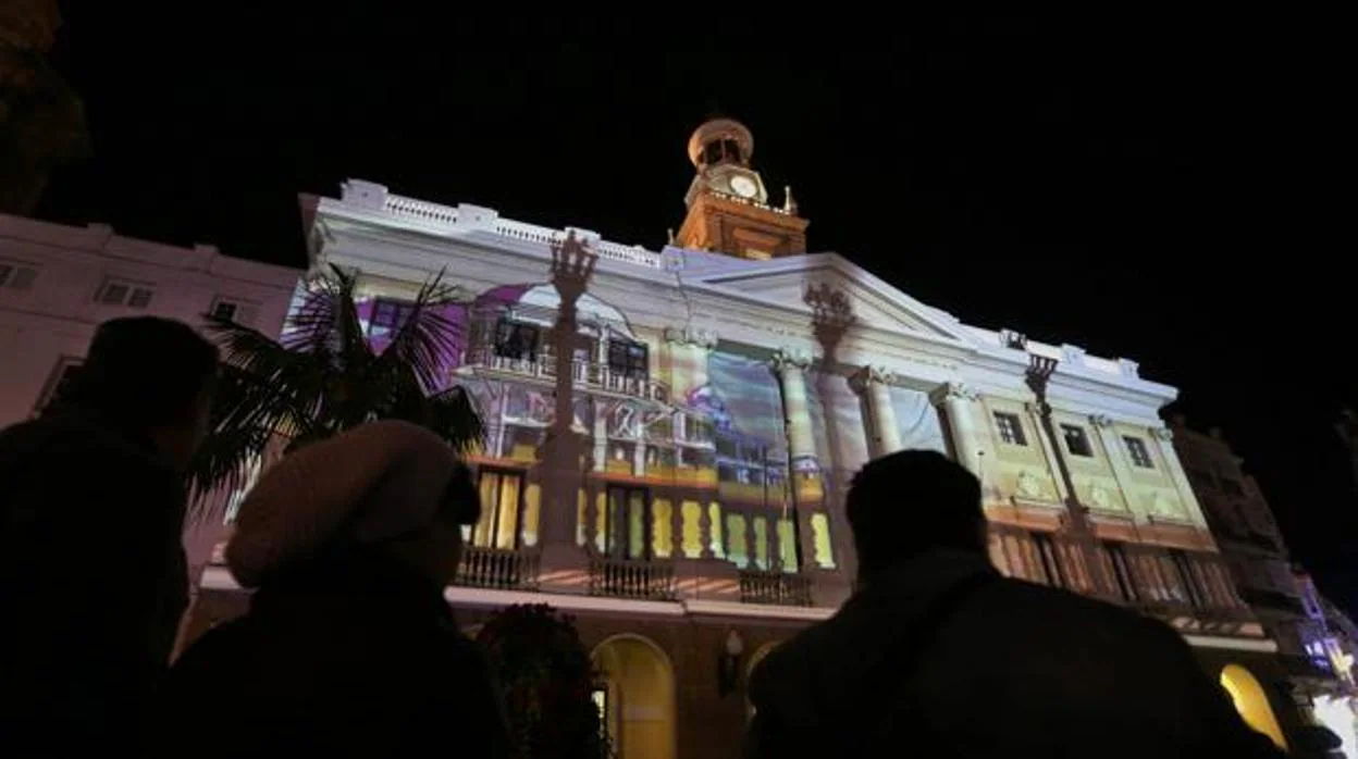 Imagen del Ayuntamiento con la iluminación de Navidad en 2016.