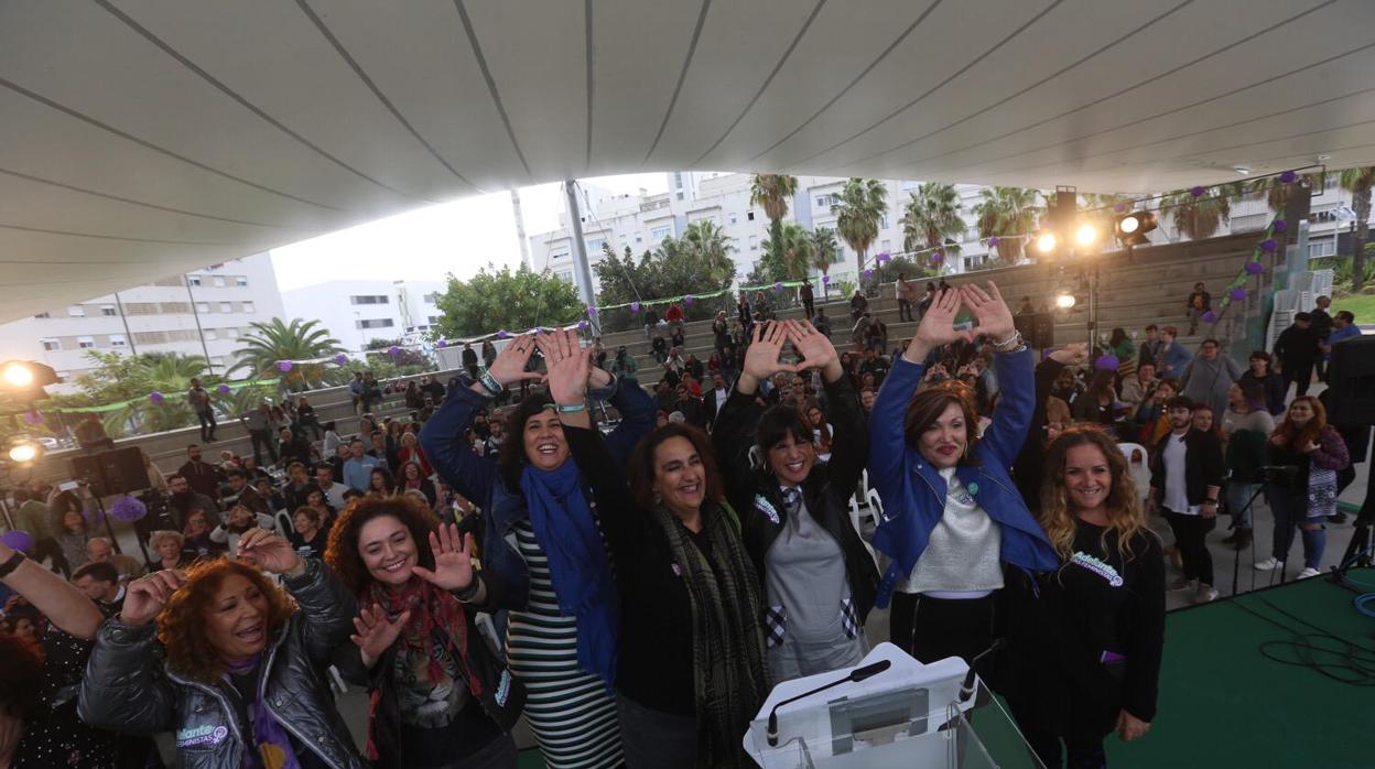 Teresa Rodríguez y compañeras de la confluencia este sábado en Cádiz.