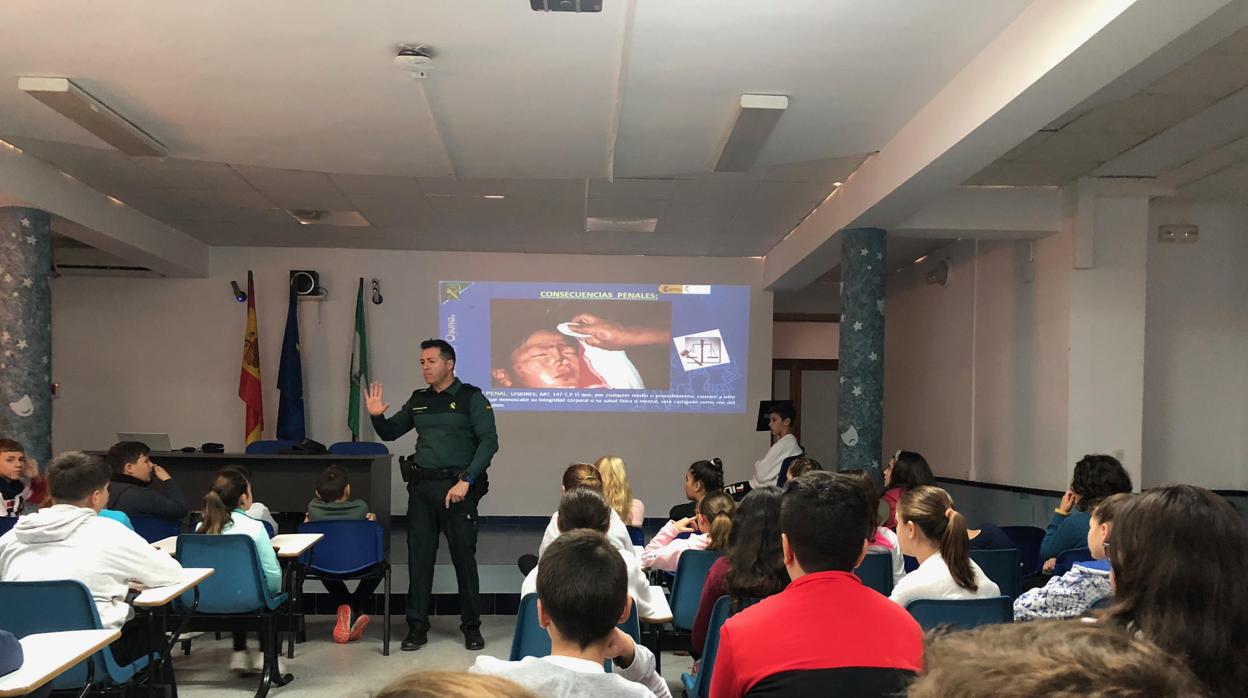 El agente Antonio Cordero González durante una charla con alumnos de un instituto