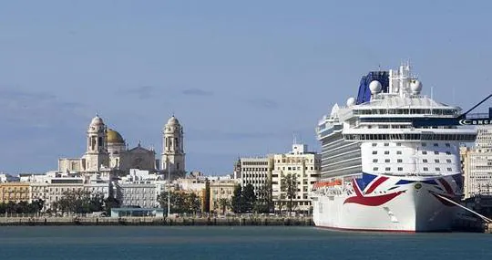 Un crucero, en el puerto de Cádiz