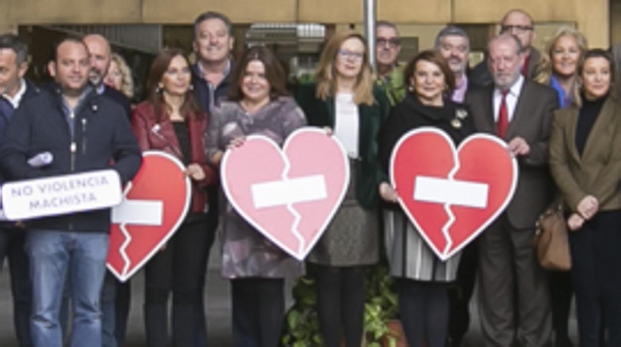 El presidente de la Diputación de Sevilla junto con representantes de los municipios de la provincia