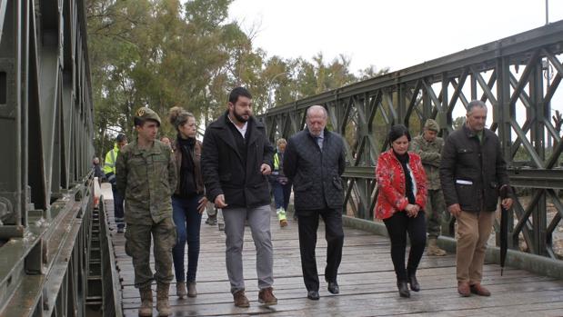 Abierto al tráfico el puente instalado por el Ejército en El Rubio tras la rotura del original por el temporal