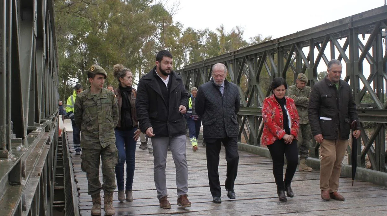 Autoridades municipales, supramunicipales y militares cruzan por el puente provisional instalado por el Ejército