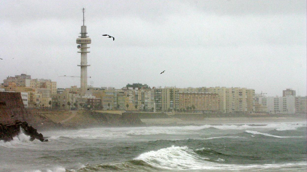 Cádiz vuelve a amanecer con los cielos cubiertos