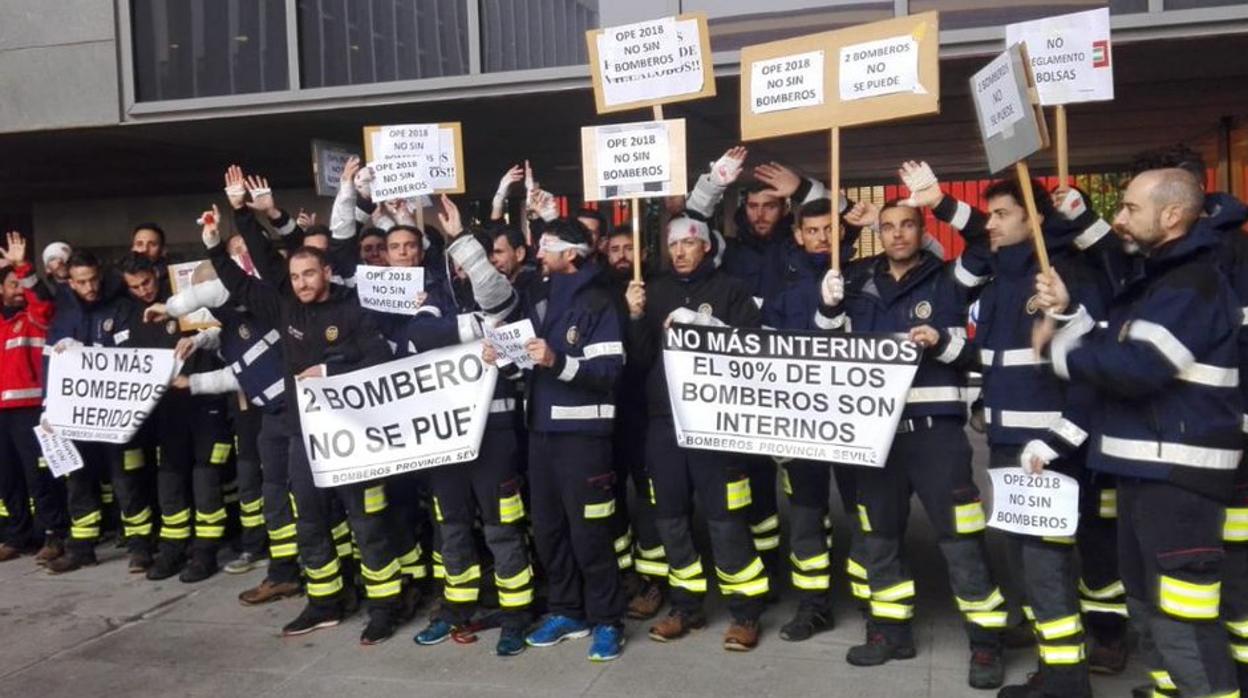 Protesta de los bomberos de la Diputación de Sevilla durante el pleno de este pasado jueves