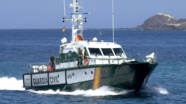 La Guardia Civil rescata a diez inmigrantes de una barca de juguete en Punta Camarinal