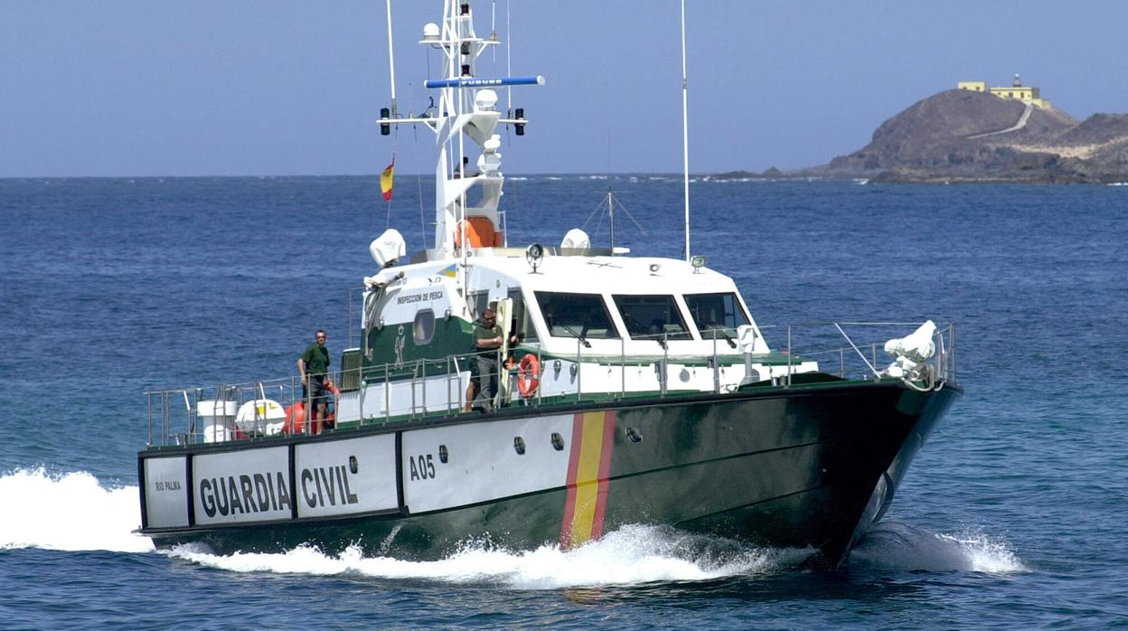 La Guardia Civil rescata a diez inmigrantes de una barca de juguete en Punta Camarinal