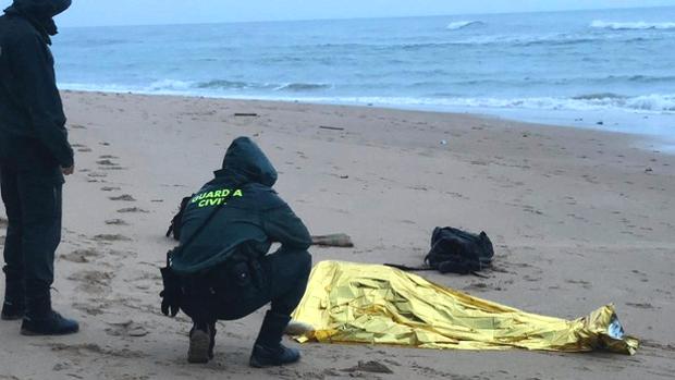 La esperanza ahogada en las playas de Cádiz