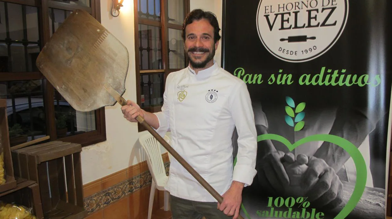 Domi Vélez con la pala de madera heredada de su padre, en las instalaciones de «El horno de Vélez»