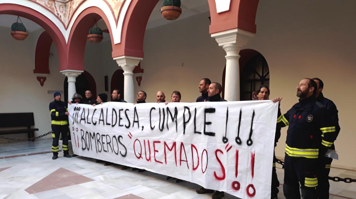 Los bomberos de Alcalá se han manifestado en el Ayuntamiento para denunciar su situación