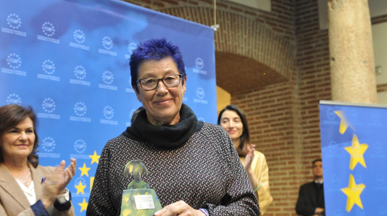 Ana Camelo, concejala de la Mujer en el Ayuntamiento de Cádiz, recoge el distintivo.