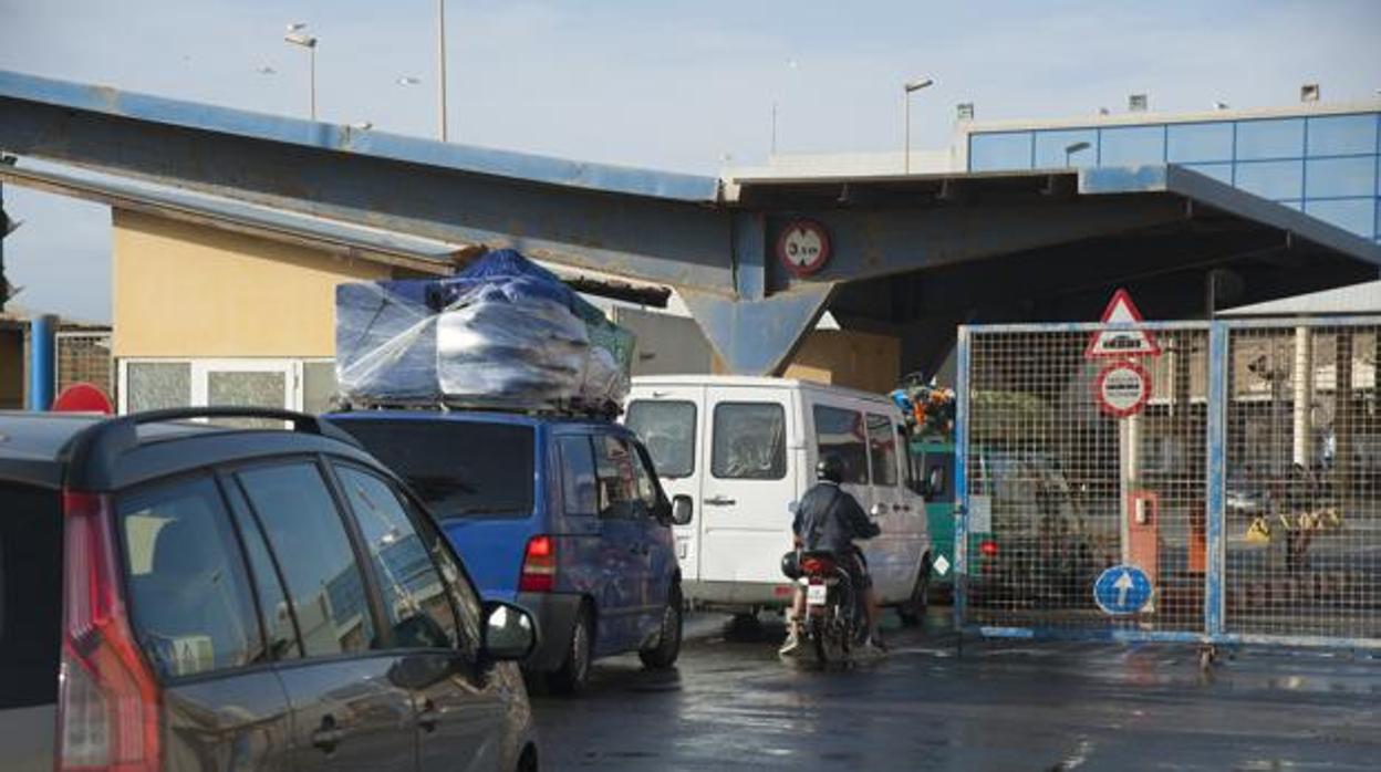 Tres menores intentan llegar a Algeciras escondidos en los bajos de un autobús