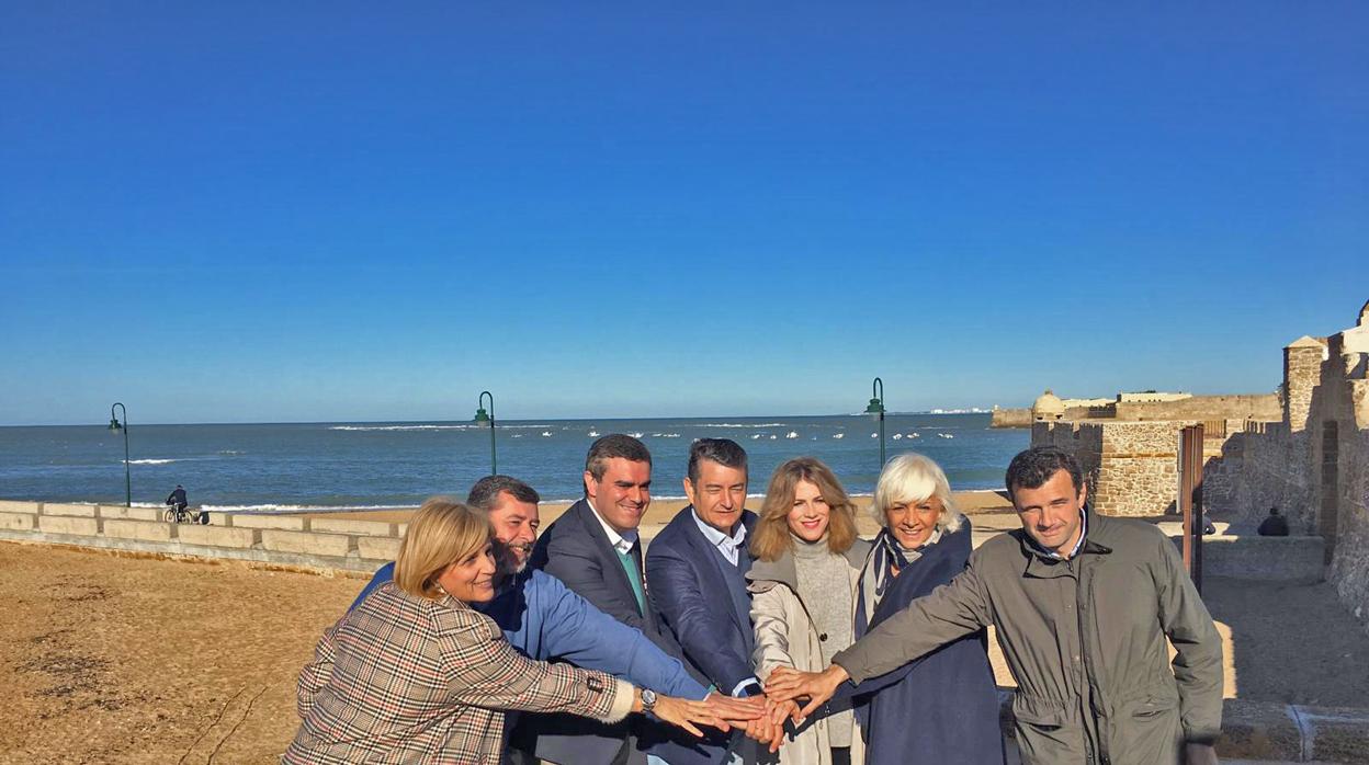 El candidato del PP por la provincia, Pepe Ortiz, con otros miembros de la candidatura y dirigentes populares.