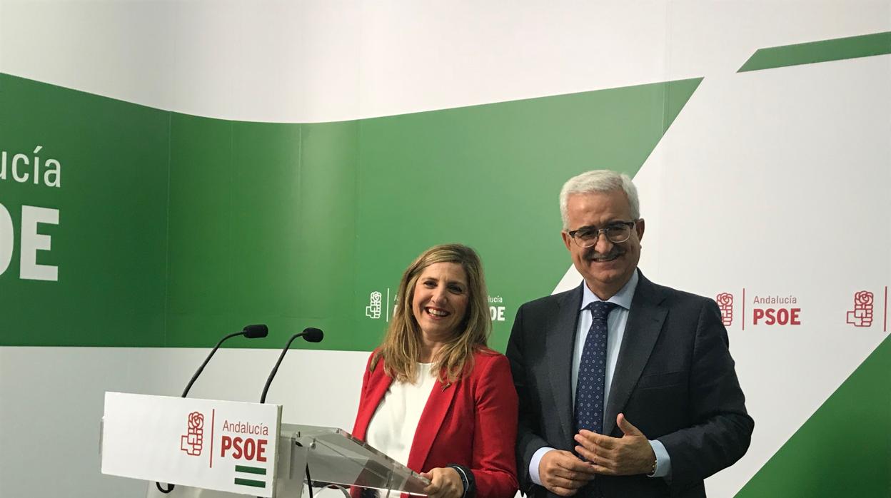 La responsable provincial del PSOE de Cádiz con el número 1 de la candidatura, Manuel Jiménez Barrios.